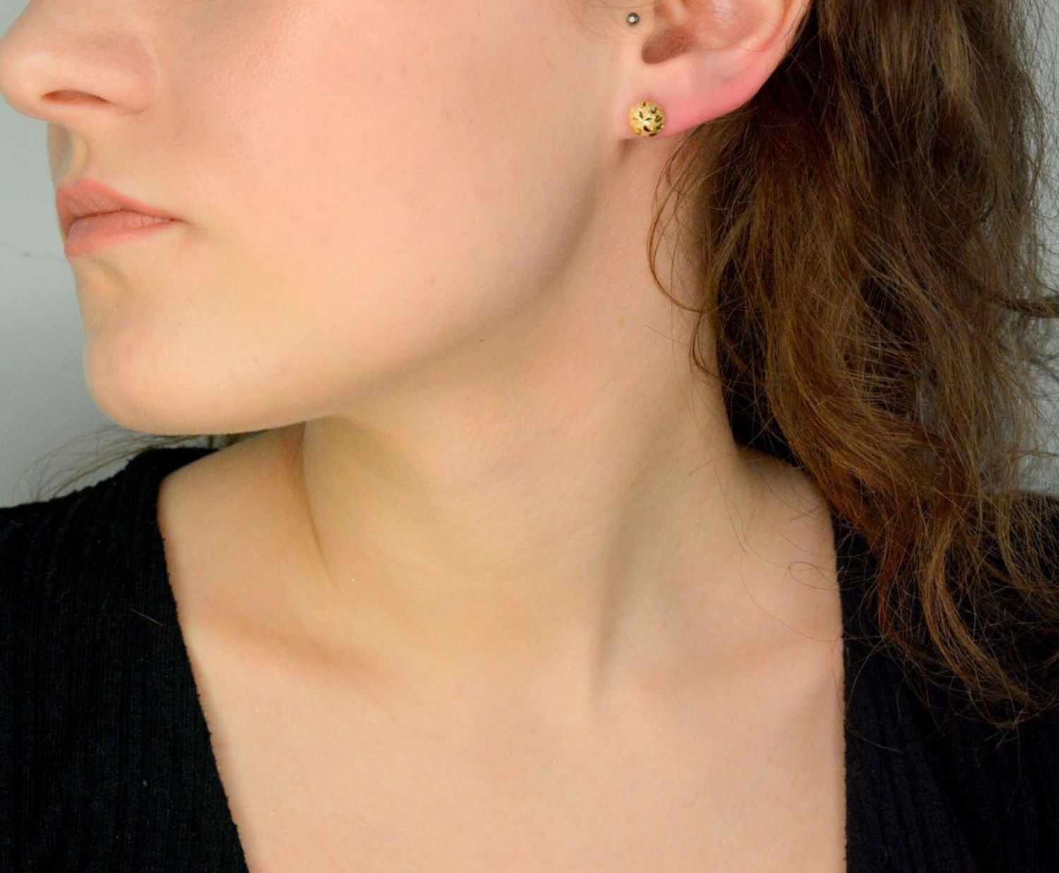 Złote kolczyki damskie 585 grawerowane wkrętki półkule DIA-KLC-5363-585 8mm Złote kolczyki zostały wykonane z najwyższej jakości złota próby 585. Złote kolczyki zostały ozdobione grawerowaniem.1.jpg